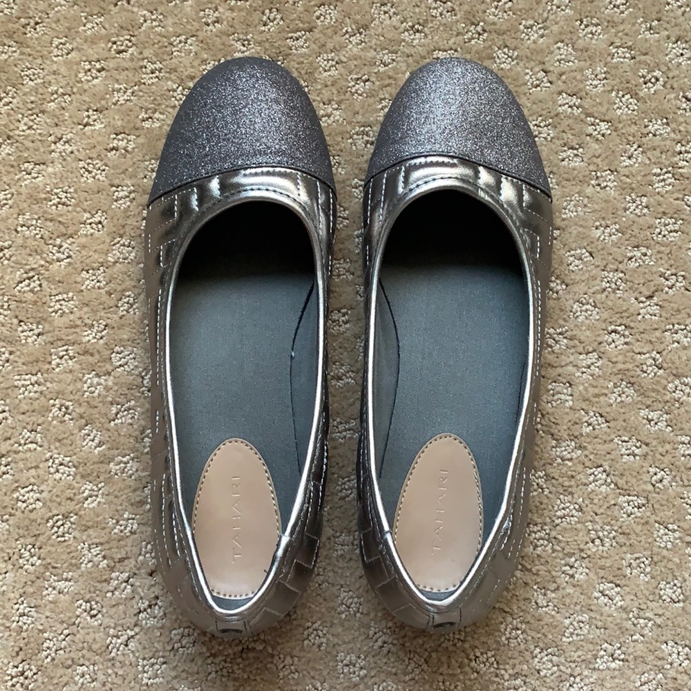 Tahari light bronze flats - fits like 6/6.5
